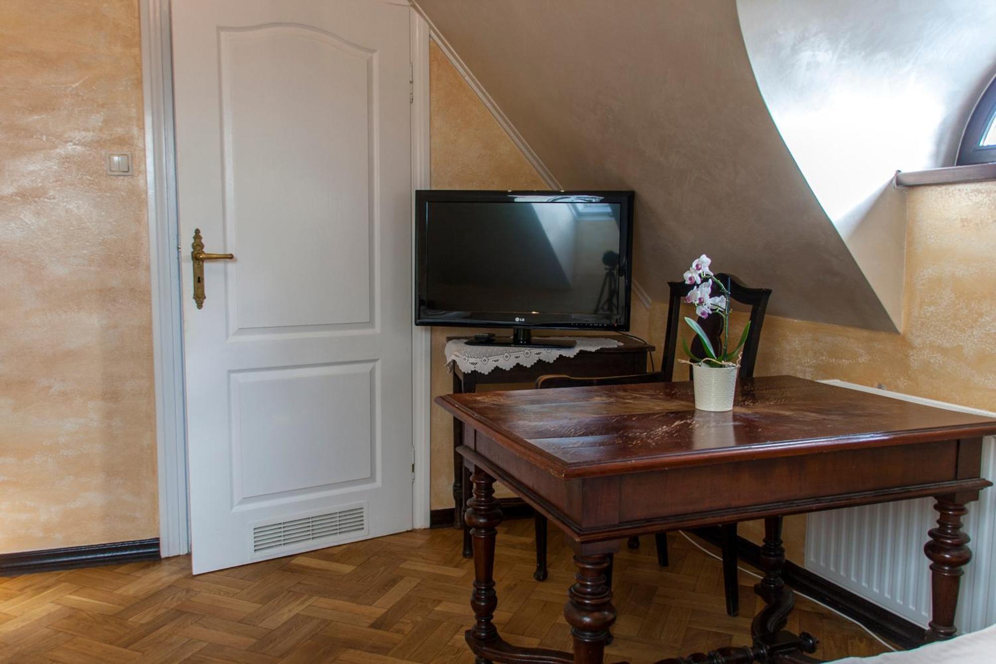 Dwor Anna Bed and Breakfast Ciecierzyn Rum bild