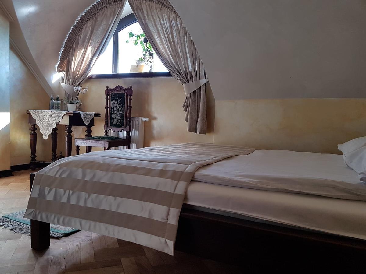 Dwor Anna Bed and Breakfast Ciecierzyn Exteriör bild