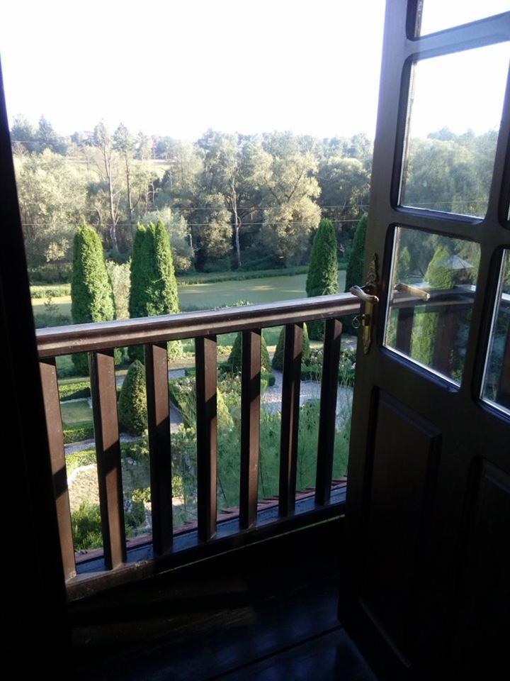 Dwor Anna Bed and Breakfast Ciecierzyn Exteriör bild